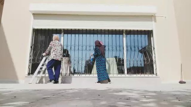 A HARD WORKING WOMAN | CLEANING WINDOWS OUTSIDE WITH MY ETHIOPIAN FRIEND. смотреть онлайн