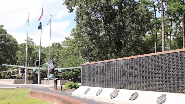Retired Col. Joe Barton Explains Nose Art смотреть онлайн