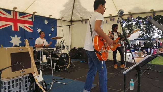 Blue Moon of Kentucky - Cadillac Drifters Live смотреть онлайн