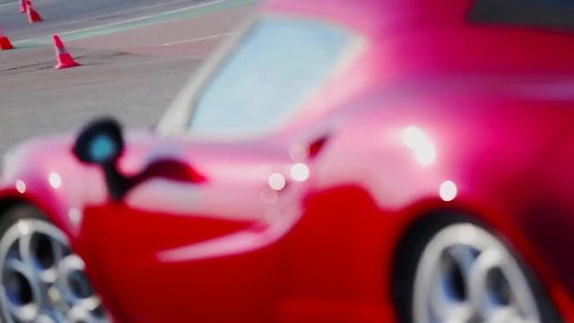 Alfa Romeo 4C Candid Camera смотреть онлайн