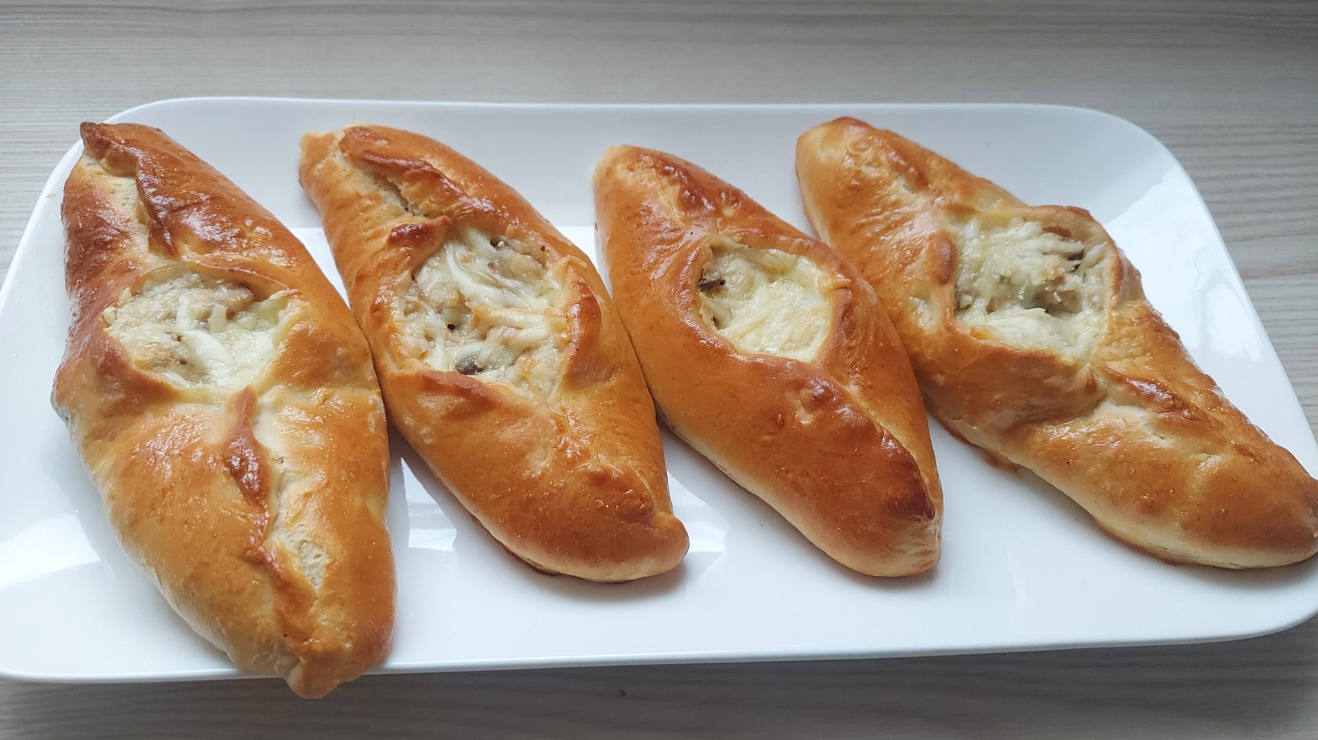 Расстегаи с курицей и грибами-ну очень вкусно! Лодочки с грибами и курицей. Дрожжевое тесто смотреть онлайн