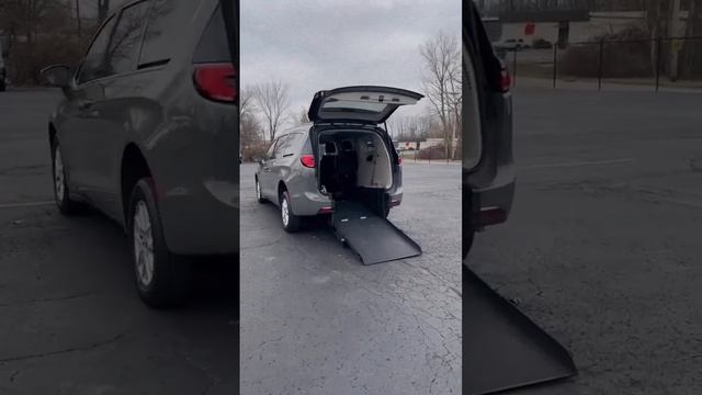 2022 Chrysler Pacifica MOBILITY Van смотреть онлайн