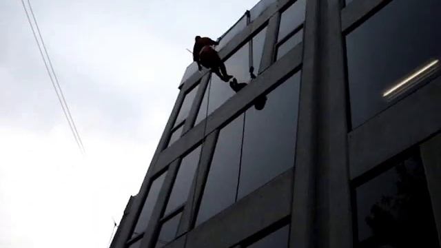 Dangerous: How Mexicans in Mexico City DF Clean Windows смотреть онлайн