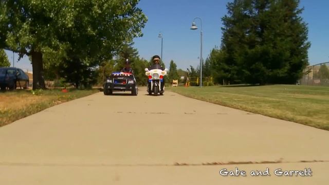 Kids Police Motorcycle - Unboxing, Race, and Review! смотреть онлайн