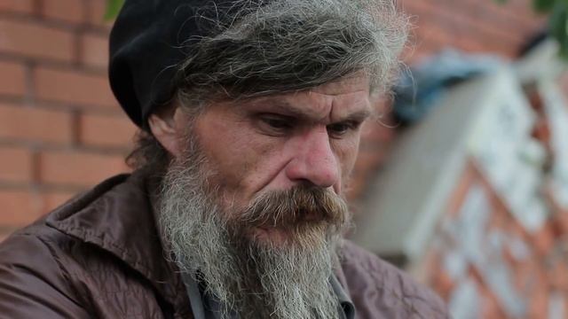 Neighbors Cleaned up This Homeless, You Won't Believe How He Looked After!! смотреть онлайн