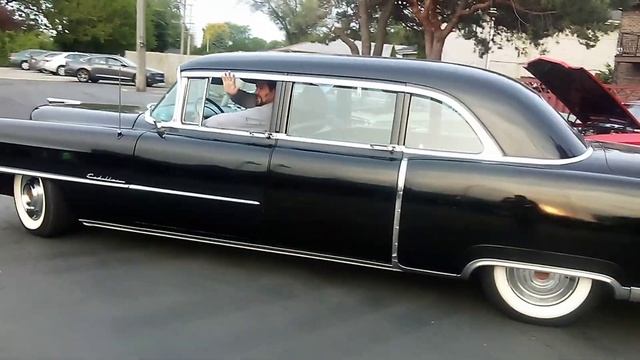 A 1954 Cadillac Fleetwood as a old school limousine. смотреть онлайн