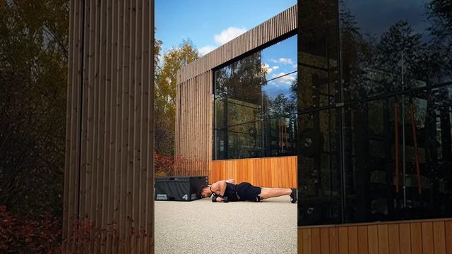 Берпи с зашагиванием на тумбу с гантелями в руках