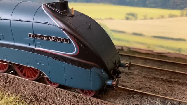 Hornby Sir Nigel Gresley Centenary Train Set смотреть онлайн