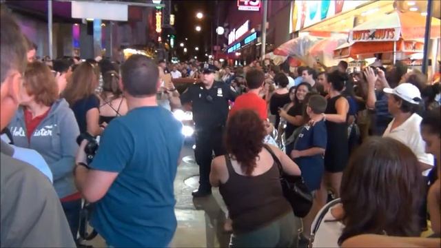 Stunning ICE-T And COCO W/Bentley Continental GT At New York смотреть онлайн