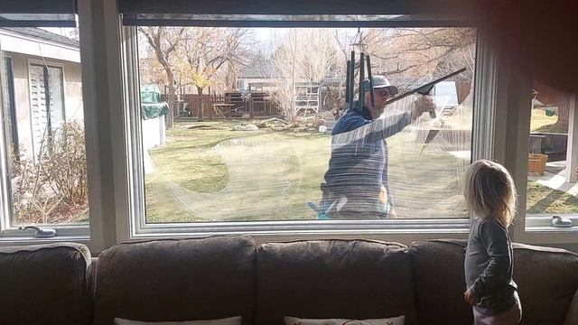 my daughter watching me clean the windows, she's so impressed 😆 смотреть онлайн