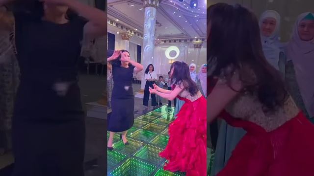 Botir Qodirov NIKOH TO'Yda xizmatda #botirqodirov #jonliijro #shoubiznesolami #shortsvideo смотреть онлайн