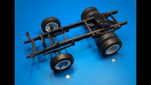 Dodge L-700 Tilt Cab 1:25 Lindberg 73067 -Model Kit Build & Review смотреть онлайн