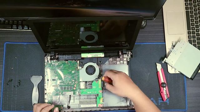 bongkar laptop asus X540LA / Assembling Laptop ASUS X540LA смотреть онлайн