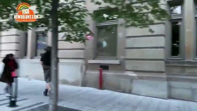 Montreal: violent rioters have smashed the windows of Steve’s Music store & looted guitars смотреть онлайн