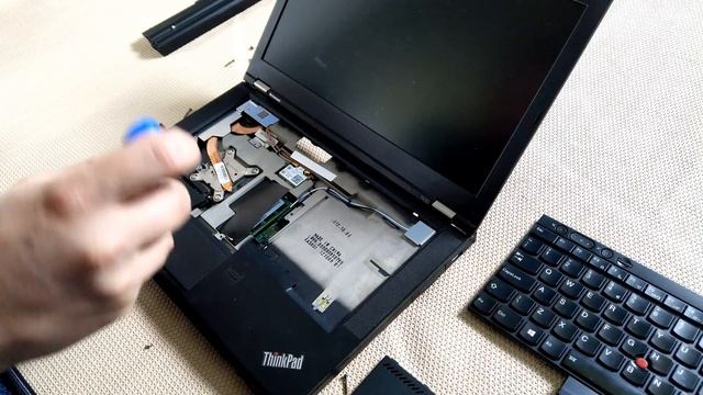 ThinkPad T430 - Fitting a Fingerprint scanner смотреть онлайн