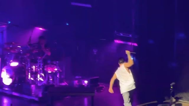 Kendall on guitar Halfway There Big Time Rush Forever Tour Cincinnati, Ohio смотреть онлайн