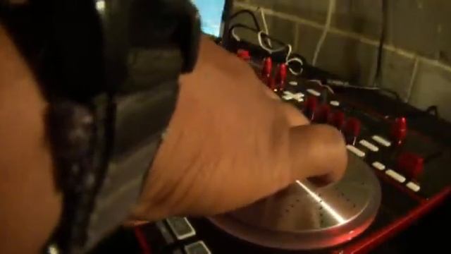 Vestax Typhoon Beat Juggling and Scratching 2 смотреть онлайн