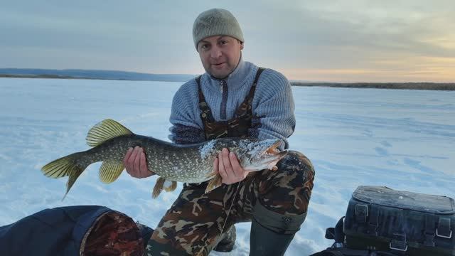 Зимняя РЫБАЛКА на р. КАМА/ЩУКА на жерлицы/НОЧЁВКА и быт на ЛЬДУ в -25/Часть 2