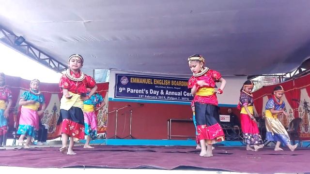 Baalapan ko umera Dance performing by Emmanuel english boarding school Dhulikhel Class 2 girls смотреть онлайн