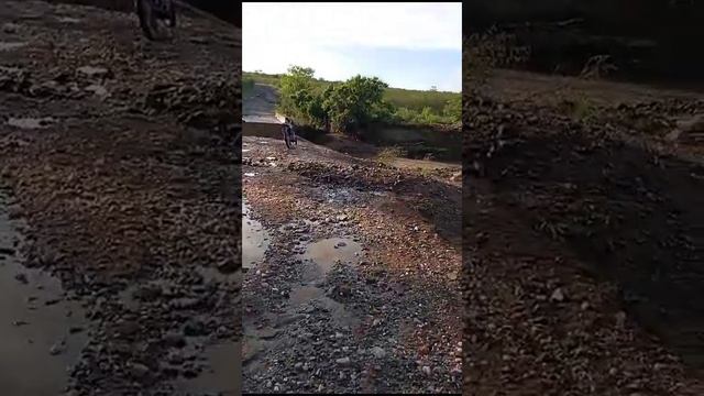 Fortes chuvas causaram buracos na ponte do Riacho do Urubu próximo ao Povoado Mandacaru. смотреть онлайн