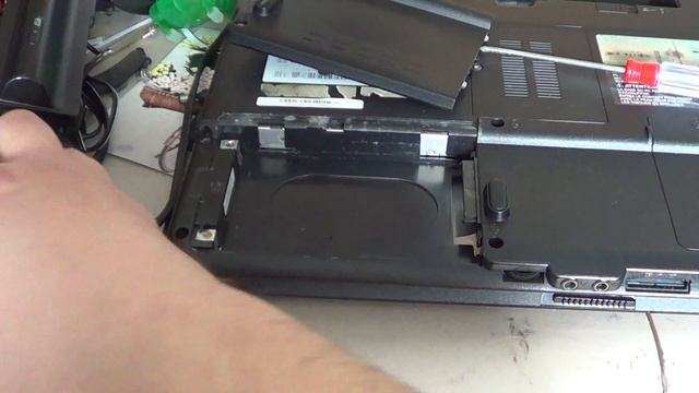Fixit - Replacing hard drive in laptop computer смотреть онлайн