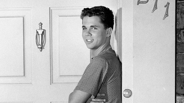 Tony Dow accidentally shattered Steve McQueen's car window with a baseball on the "Beaver" set смотреть онлайн