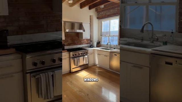 You’ve never seen an apartment like this… 😱 #apartment #hometour #nyc смотреть онлайн