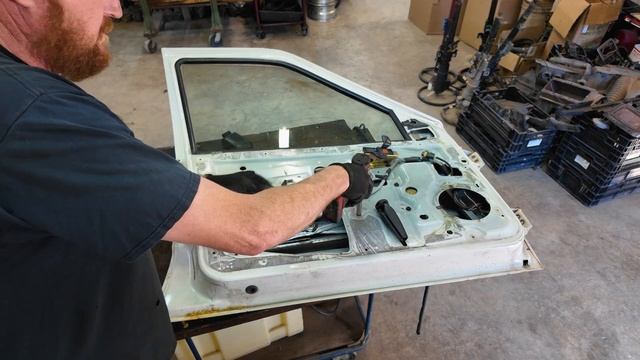Jeep ZJ Grand Cherokee Window, Motor, Handle, Glass, Latch, Side Mirror, Front Door Removal How To смотреть онлайн