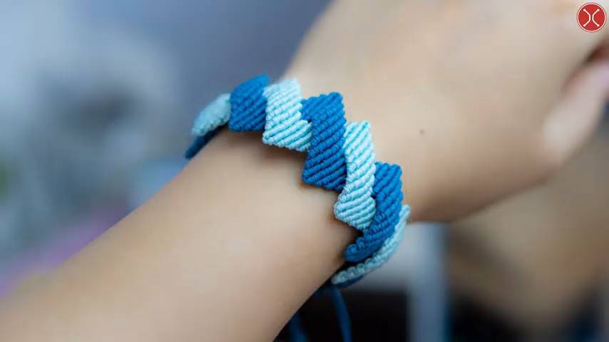 Macrame tutorial： The twist zig-zag bracelet Hướng dẫn thắt vòng tay hai màu zig zag xoắ смотреть онлайн