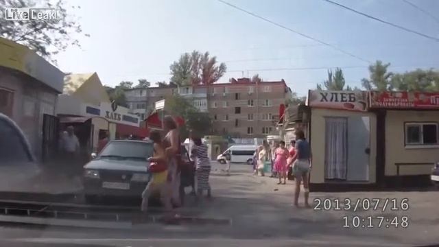 Russian Street Fight Because of Road Rage - Crazy! смотреть онлайн