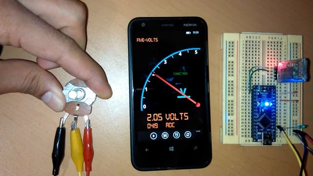 Five Volts Voltimetro en Windows Phone 8 con arduino y bluetooth смотреть онлайн