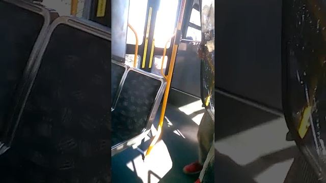 Crazy dude breaks window on bus смотреть онлайн