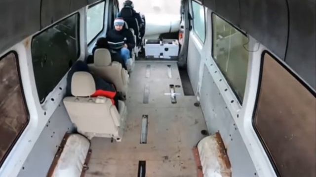 Man fly right into Bus Window смотреть онлайн
