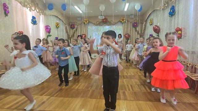 веселый танец на выпускном празднике смотреть онлайн