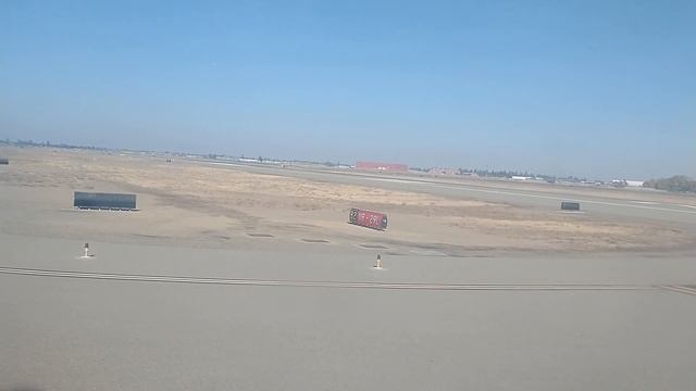 CRJ-700 Dirty Window View - Taxi and Takeoff from Fresno-Yosemite International Airport (Runway 29L смотреть онлайн