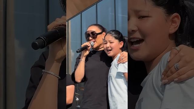 Munisa Rizayeva va uning muxlisi jonli ovozda qo'shiq kuylashdi. #munisarizaeva #oylamading смотреть онлайн