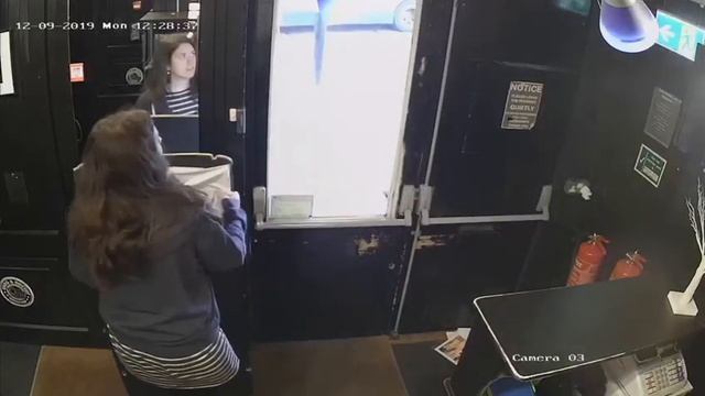 Window Panel Comes off Smacking Girl's Head as She Closes Front Door - 1090371 смотреть онлайн