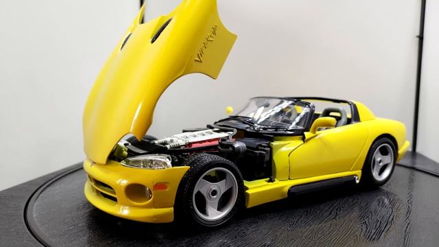Dodge Viper RT/10 (1991) [Bburago 1:18] смотреть онлайн