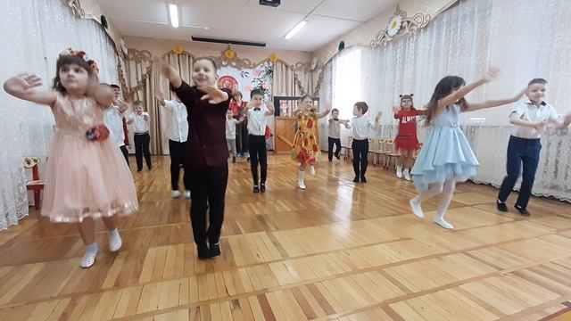 Танец "Веселый Карлсон" смотреть онлайн