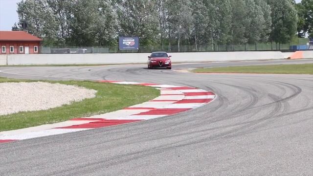 Alfa Romeo Giulia Quadrifoglio - Test drive su strada e in pista смотреть онлайн