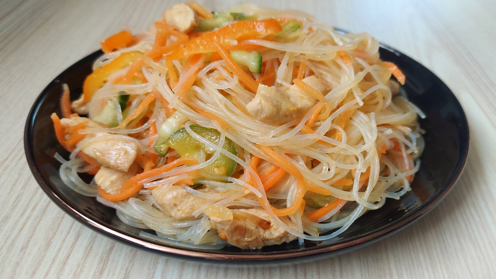 Салат Фунчоза с курицей и корейской морковью. Супер салат на праздничный стол! смотреть онлайн