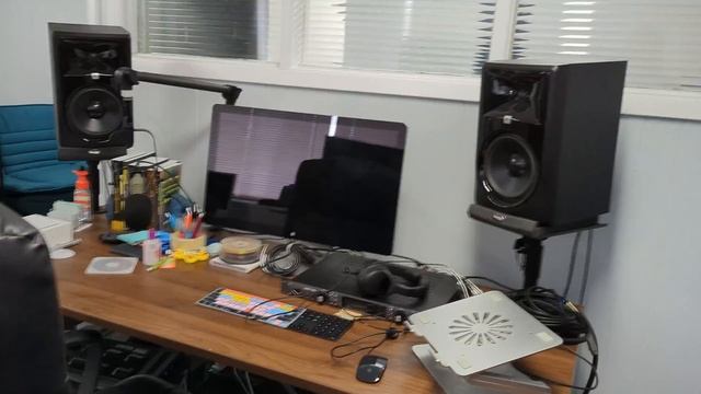 We have windows!! The long awaited studio tour... смотреть онлайн