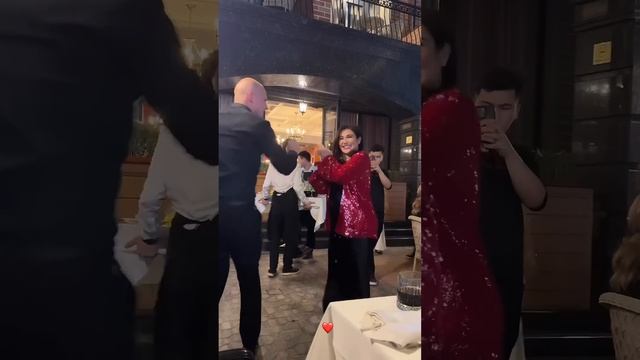 Munisa Rizayeva va uning umr yo'ldoshi bilan ajoyib raqs #munisarizaeva #akamakasi #raqs смотреть онлайн