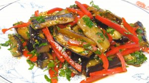 Салат из перца и баклажан в азиатском стиле.