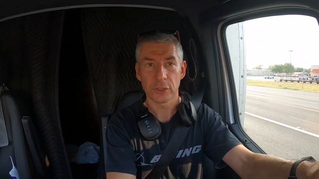 Загрузка с высокого дока. Проехал 1200 миль в сутки на бокстраке. Не могу поменять масло. Работа США