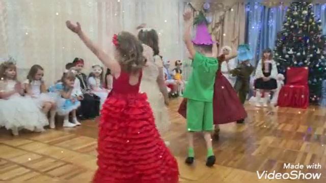 нежный танец Феи и Цветов на новогоднем празднике смотреть онлайн