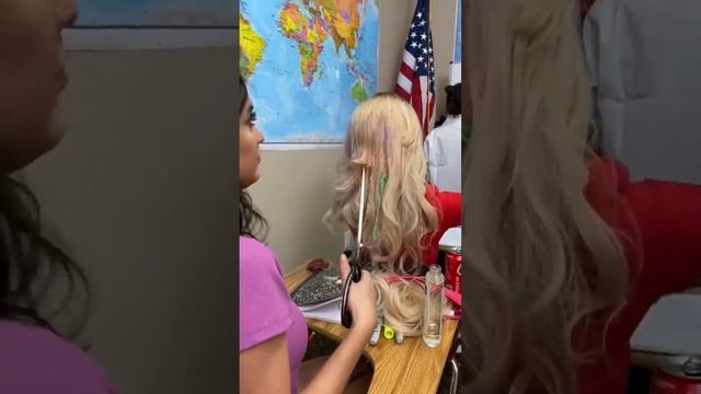 She kept putting her hair on her desk so she cut it! смотреть онлайн