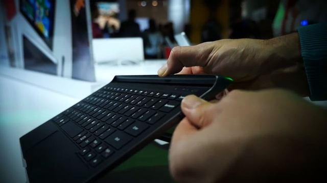 Prise en main du Alcatel PLUS 12 | MWC 2017 смотреть онлайн