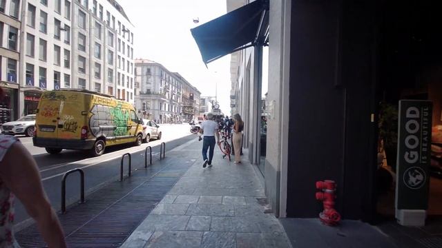 WALKING IN MILAN - WINDOW SHOPPING AT MILAN SUMMER SALE смотреть онлайн