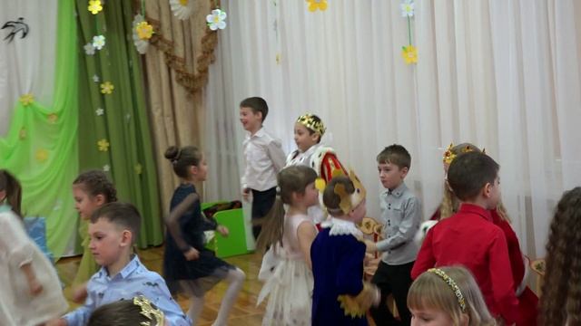 танец "Счастье" на 8 марта (подготовительная группа) смотреть онлайн